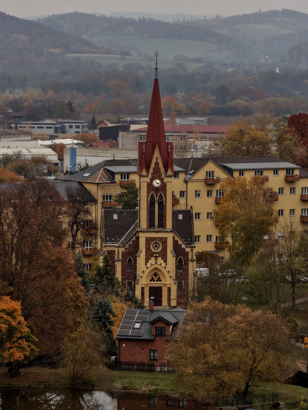 Kostel CČSH Zábřeh — letecký pohled z dronu na střechu a věž