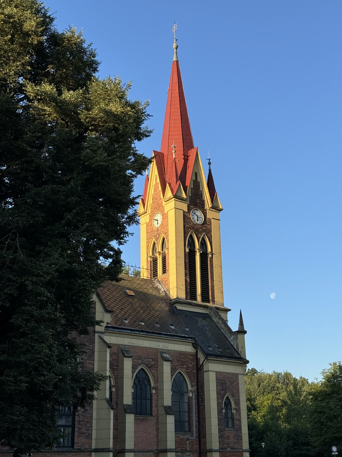 Kostel CČSH Zábřeh — věž ze země